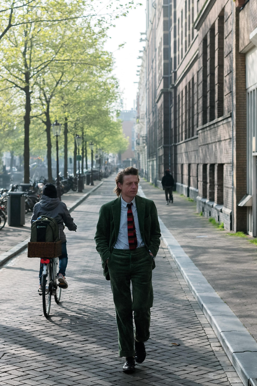 Mensen die genieten van een actieve en ontspannen dag buiten